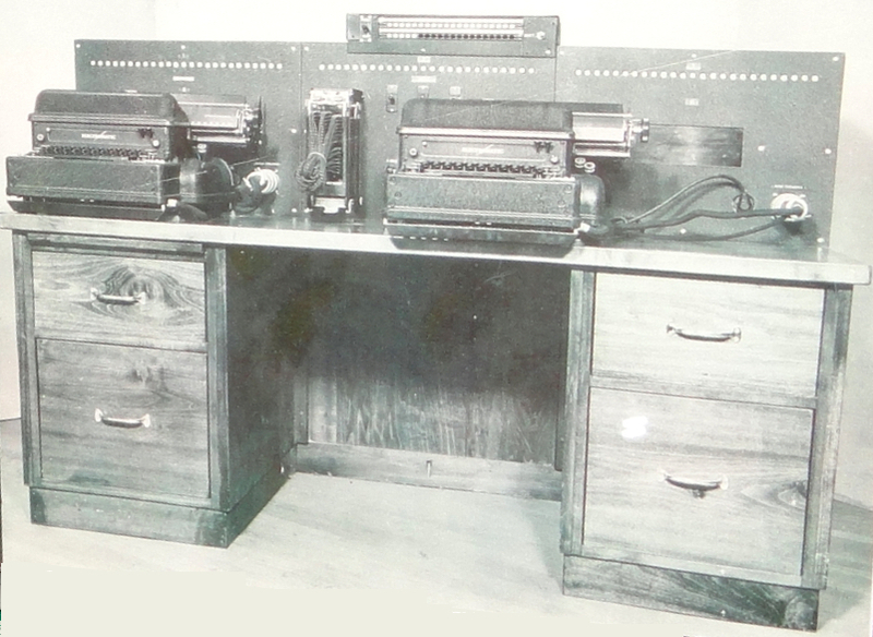Purple_cipher_machine_analog_bw_photo_NCM.jpg